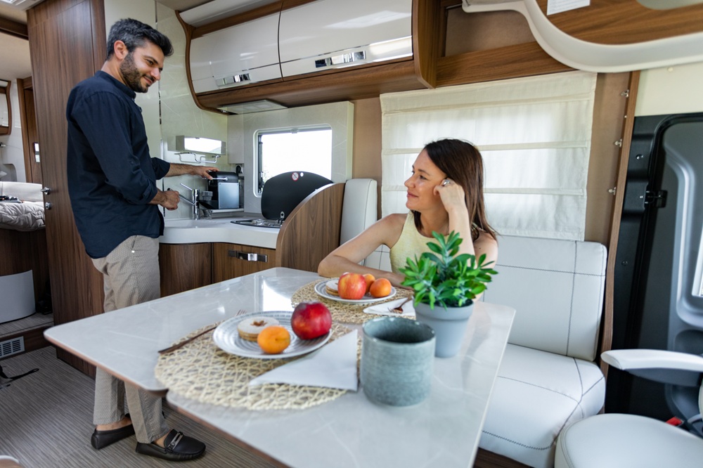 Coppia fa colazione aa dinette del camper